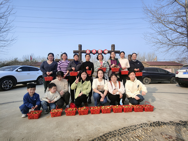 淮北市统计局举办“喜迎‘三八’妇女节·拥抱‘莓’好生活”草莓采摘活动